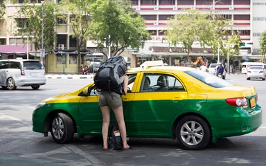 Schilderijen op glas Tourist woman with backpack talking to taxi driver © bignai