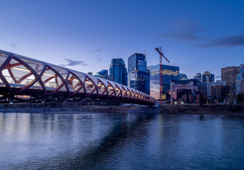 Naklejka premium Calgary's skyline along the Bow River at sunrise. 