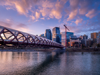 Obraz premium Calgary's skyline along the Bow River at sunrise. 