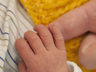 Hand eines Babys hält den Finger der Mutter © Kathrin