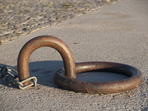Anlegering f&uuml;r Schiffe aus Eisen im Hafen von Hjo