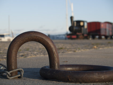 Schiffsanlegering mit alter Dampflok im Hintergrund am Hafen von Hjo