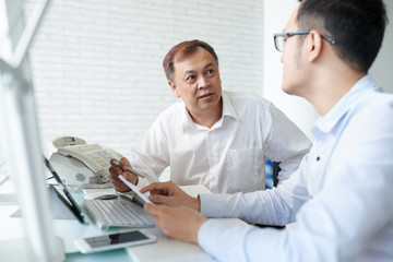 Obraz premium Discussing news