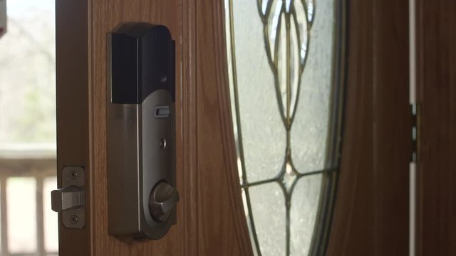 Smart Lock Gadget Automatically Locking Itself