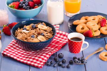 Breakfast with wholegrain cereals. 
