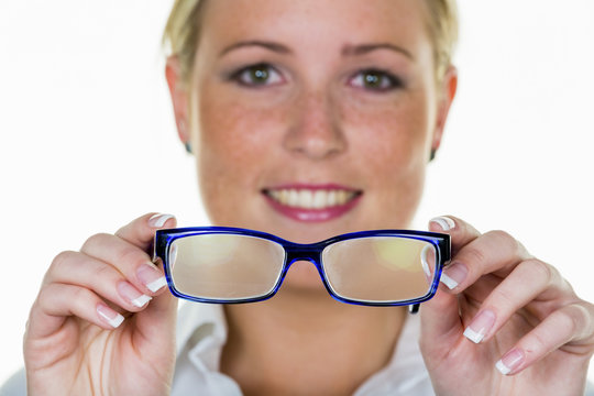 Frau hält eine Brille