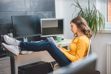 Business woman at the desk taking notes