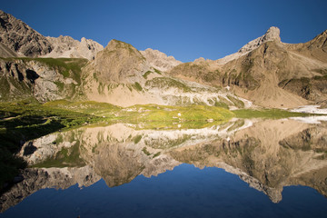 Fototapeta na wymiar Reflection in Alpine lake