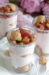 Rhabarber-Quark Dessert mit Amarettini