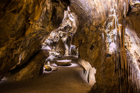 Illuminierte H&ouml;hle