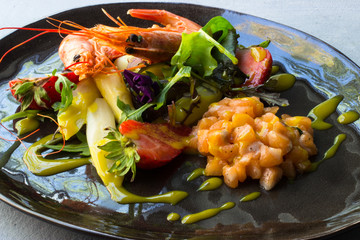 Lachstartar, Garnelen mit Spargel-Erdbeersalat und Senfvinaigrette