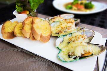 Baked mussels with cheese and toasts