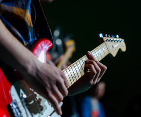 Mani suonano chitarra elettrica, fuoco selettivo