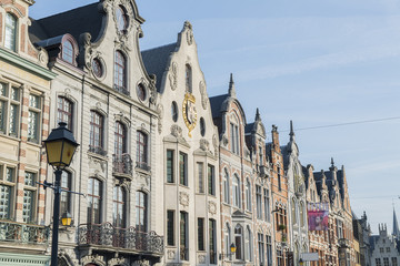 Hausfassaden im Stadtzentrum von Mechelen / Malines, Belgien