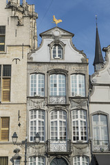 Fototapeta premium Hausfassade mit Hahn am 