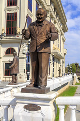 Fototapeta premium Bronze monumental sculpture of Petre Prlicko, famous Macedonian dramatic actor in downtown Skopje, Macedonia.