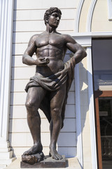 Fototapeta na wymiar Male bronze sculpture in downtown Skopje