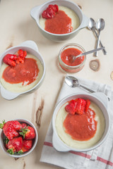 Vanillepudding mit Erdbeeren