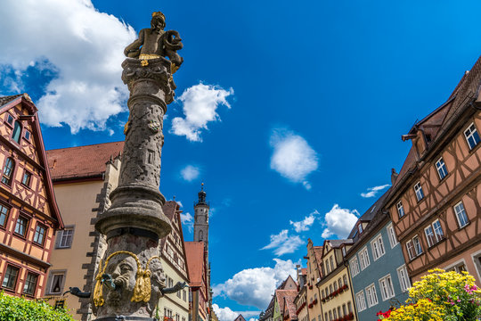 Herrenbrunnen in der Herrengasse in Rothenburg ob der Tauber mit Rathaus
