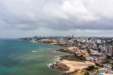 Fototapeta premium ブラジルのサルバドールの海岸と町の風景