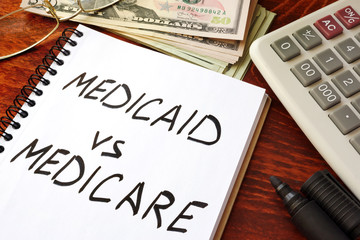 Medicaid vs Medicare written in a note. Health insurance concept. - obrazy, fototapety, plakaty