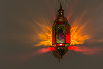 Obraz premium Eid Mubarak Ramadan Kareem - islamic muslim holiday background with eid lantern or lamp