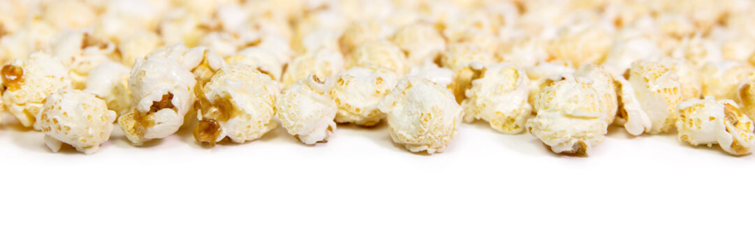 Panorama mit Popcorn auf Weiß mit Textfreiraum, Konzept Kino und Jahrmarkt