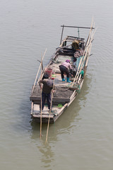 vua aérienne d'un couple de vieux pêcheurs traditionnels en chine