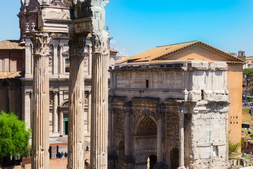 antyczne kolumny z katedrą w tle  © Magdalena