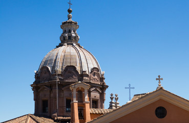 kopuła zabytkowej bazyliki z błękitnym niebem w tle © Magdalena