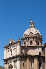 kopuła zabytkowej katedry na tle niebieskiego nieba © Magdalena
