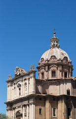 Fototapeta na wymiar kopuła zabytkowej katedry na tle niebieskiego nieba