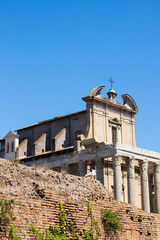 Fototapeta na wymiar zabytkowa katedra z kolumnami na tle błękitnego nieba
