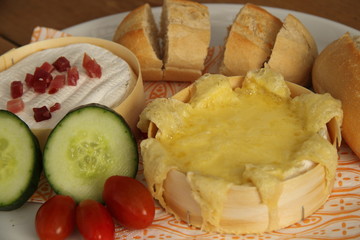 Camembert gebacken mit Weizenbrötchen