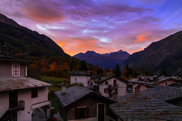 Fototapeta premium CORMAYEUR, ITALY/EUROPE - OCTOBER 27 : Houses in Cormayeur at Dawn in Italy on October 27, 2008