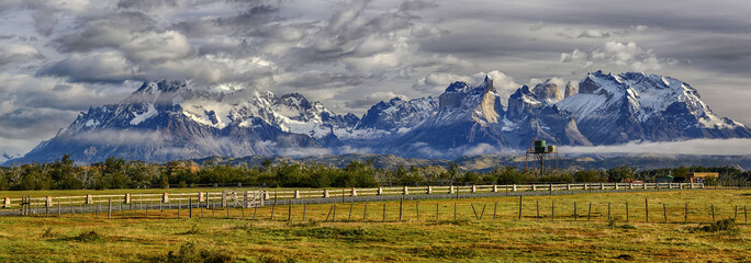 Cordillera del Paine in morning light - Torres del Paine N.P.  (Patagonia, Chile) - obrazy, fototapety, plakaty