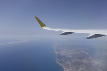Fototapeta na wymiar Wing of an airplane flying