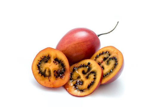 Tamarillo isoliert freigestellt auf wei&szlig;en Hintergrund, Freisteller
