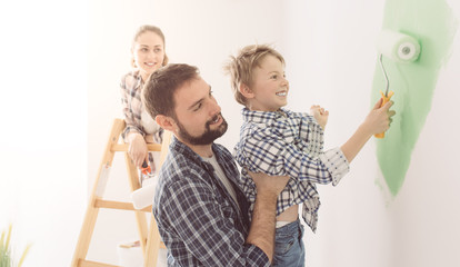 Family painting a room together - obrazy, fototapety, plakaty