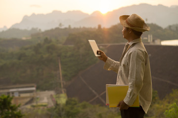 Male farmers are learning and planning to develop farms.