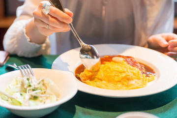オムライスを食べる可愛い　女性