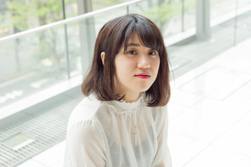 見つめる可愛い　女性