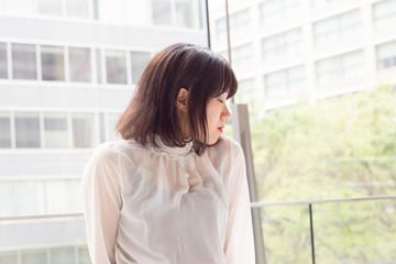 Fototapeta premium 見つめる可愛い 女性