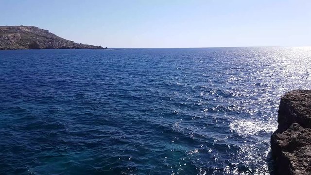 MORZE ŚR&Oacute;DZIEMNE, MALTA, SKALISTY BRZEG