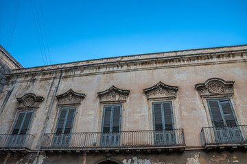 Fototapeta na wymiar Balkone an altem Gebäude in Lecce, in Apulien, Italien