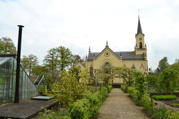 kerk en kas in de kasteeltuin van Neerrijnen