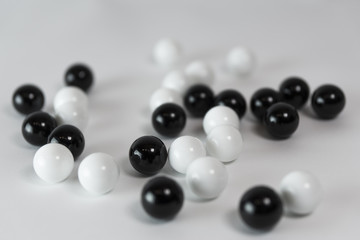 Kugeln schwarz weiss - gemischt 3