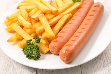 grilled sausage with chips