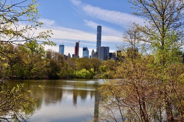 New York Skyline mit großem See im Central Park