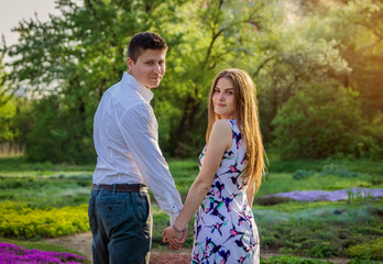 Obraz premium Couple in love holds hands